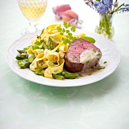Rinderfilet mit Kräuter-Soße Rezept Rinderfilet mit Kräuter-Soße Rezept