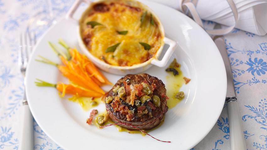 Rinderfilet mit Parmesan-Oliven-Pancetta-Kruste Rezept - Foto: House of Food / Bauer Food Experts KG