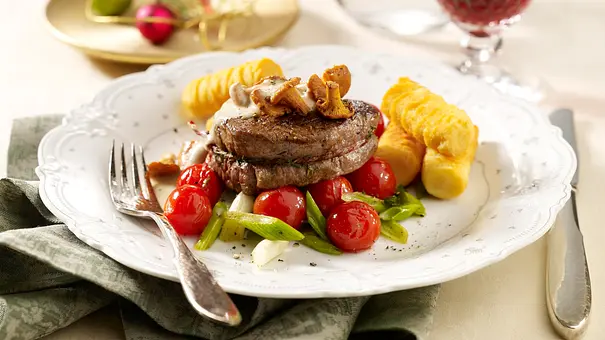 Rinderfilet mit Pfifferlingrahm und Kroketten Rezept - Foto: LECKER @ Bauer Media Group