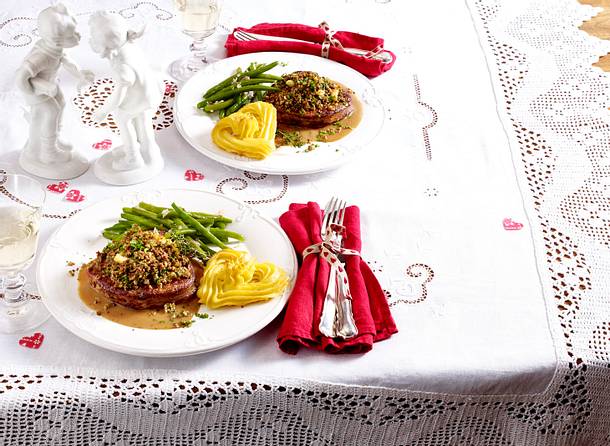 Rinderfilet mit Pilz-Kräuterkruste, Bohnen und Herzoginkartoffeln Rezept Rinderfilet mit Pilz-Kräuterkruste, Bohnen und Herzoginkartoffeln Rezept