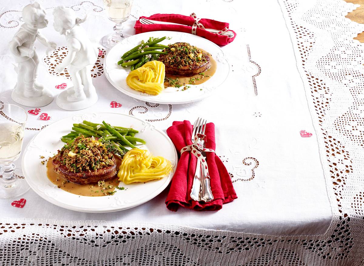 Rinderfilet mit Pilz-Kräuterkruste, Bohnen und Herzoginkartoffeln Rezept