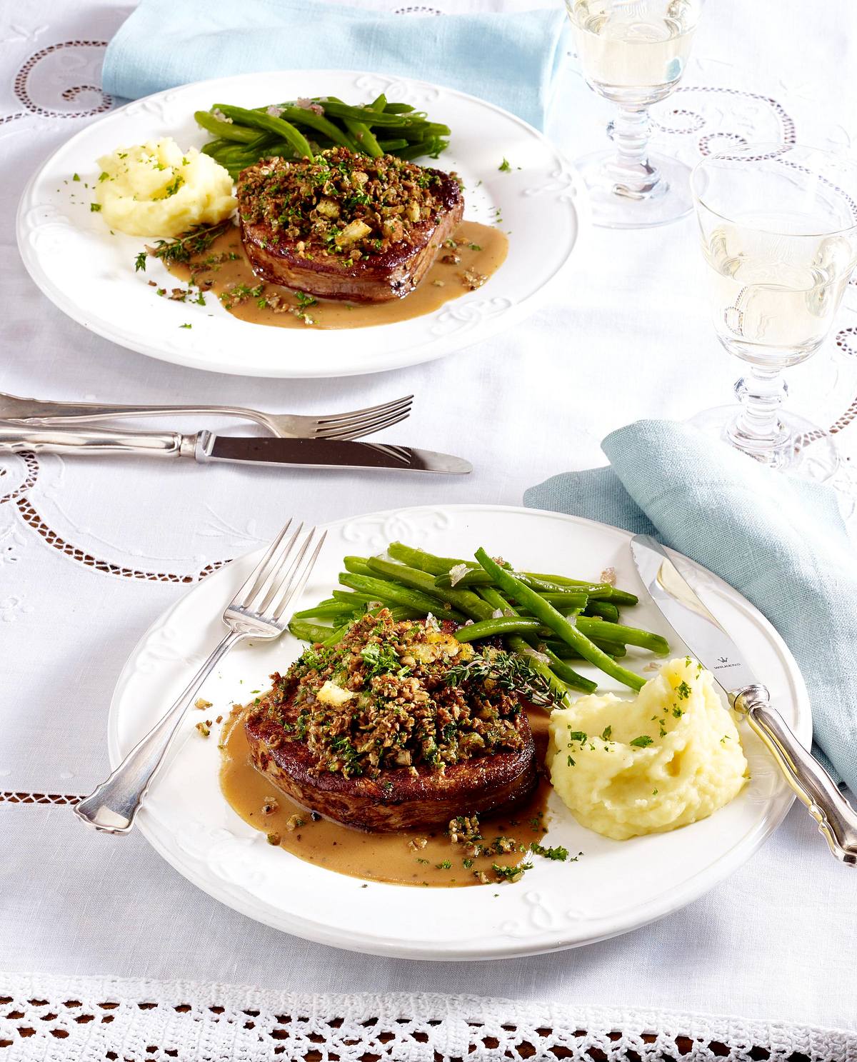 Rinderfilet mit Pilz-Kräuterkruste, Bohnen und Stampfkartoffeln Rezept