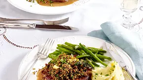 Rinderfilet mit Pilz-Kräuterkruste, Bohnen und Stampfkartoffeln Rezept - Foto: LECKER @ Bauer Media Group Rinderfilet mit Pilz-Kräuterkruste, Bohnen und Stampfkartoffeln Rezept - Foto: LECKER @ Bauer Media Group
