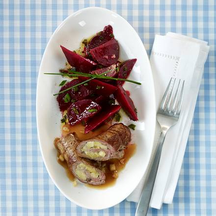 Rinderfilet-Rouladen mit Apfel-Meerrettich-Füllung und Rote Bete Salat Rezept Rinderfilet-Rouladen mit Apfel-Meerrettich-Füllung und Rote Bete Salat Rezept