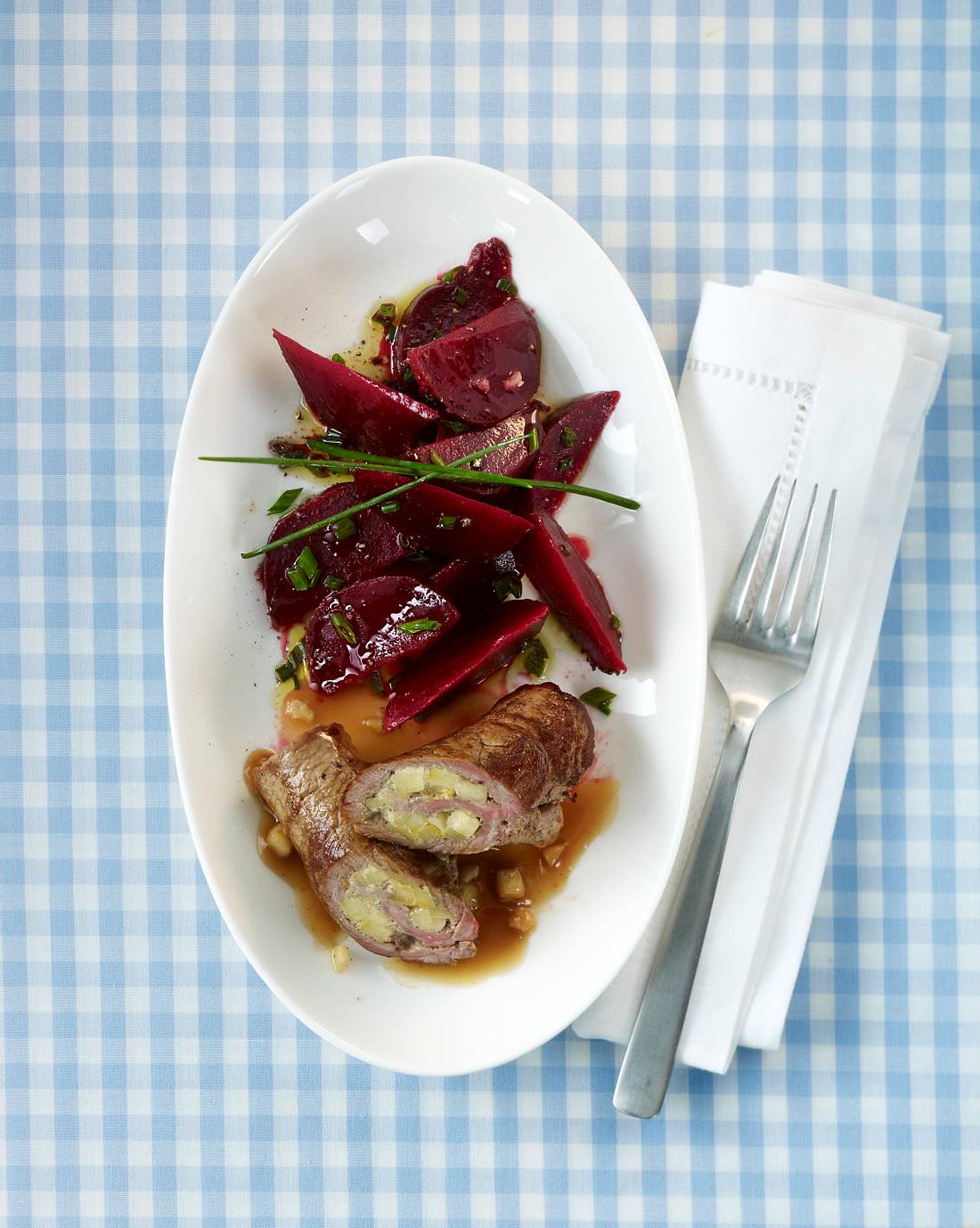 Rinderfilet Rouladen Mit Apfel Meerrettich F Llung Und Rote Bete Salat