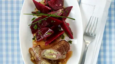 Rinderfilet-Rouladen mit Apfel-Meerrettich-Füllung und Rote Bete Salat Rezept - Foto: LECKER @ Bauer Media Group