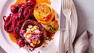 Rinderfilet und Süßkartoffelmuffins an Spekulatius-Rotkohl Rezept - Foto: House of Food / Bauer Food Experts KG