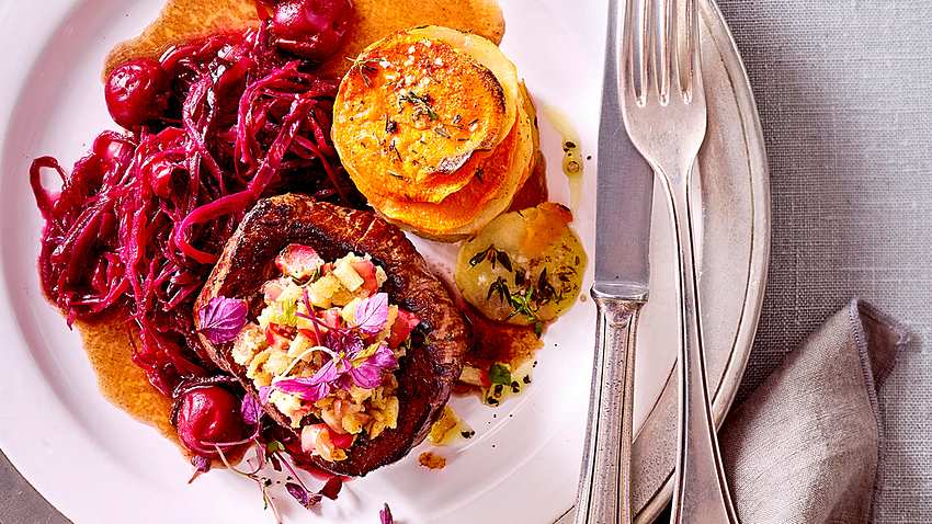 Rinderfilet und Süßkartoffelmuffins an Spekulatius-Rotkohl Rezept - Foto: House of Food / Bauer Food Experts KG