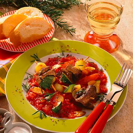 Rinderfiletspießchen auf Tomaten-Gemüsesoße Rezept Rinderfiletspießchen auf Tomaten-Gemüsesoße Rezept