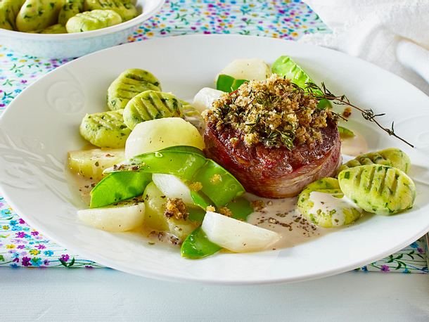 Rinderfiletsteak mit Pfefferkruste zu Bärlauchgnocchi und feinem Gemüse ...