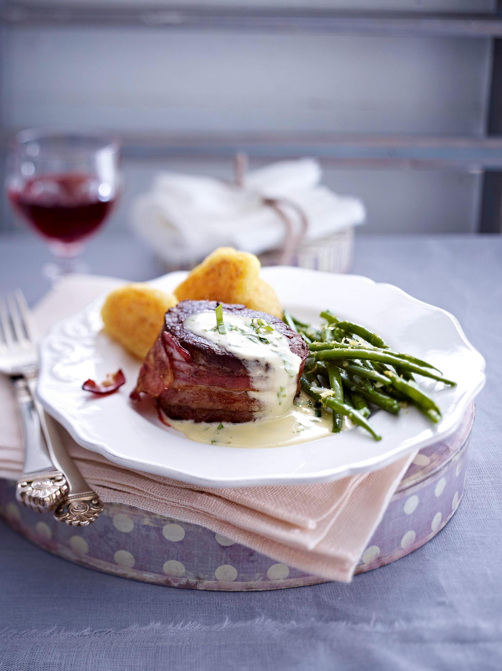 Rinderfiletsteak mit Basilikum-Bernaise und gebratenen Knödeln Rezept ...