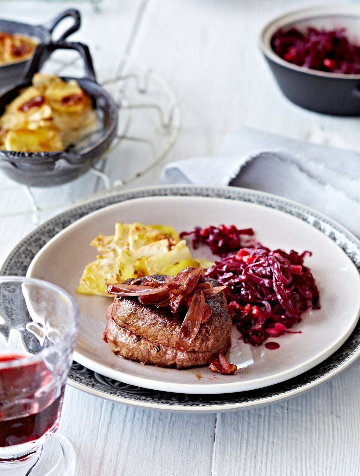 Rinderfiletsteak mit Granatapfelrotkohl, Portweinschalotten und Gratin Rezept