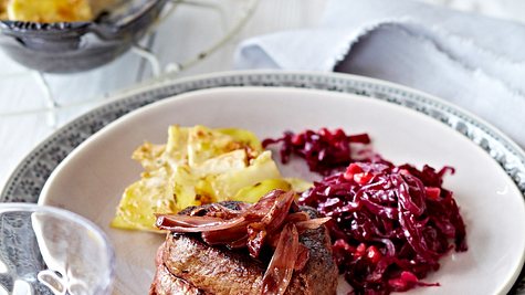 Rinderfiletsteak mit Granatapfelrotkohl, Portweinschalotten und Gratin Rezept - Foto: House of Food / Bauer Food Experts KG