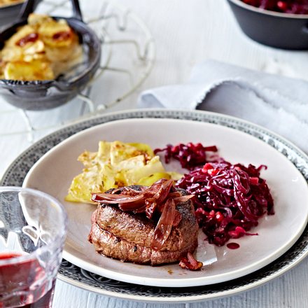 Rinderfiletsteak mit Granatapfelrotkohl, Portweinschalotten und Gratin Rezept