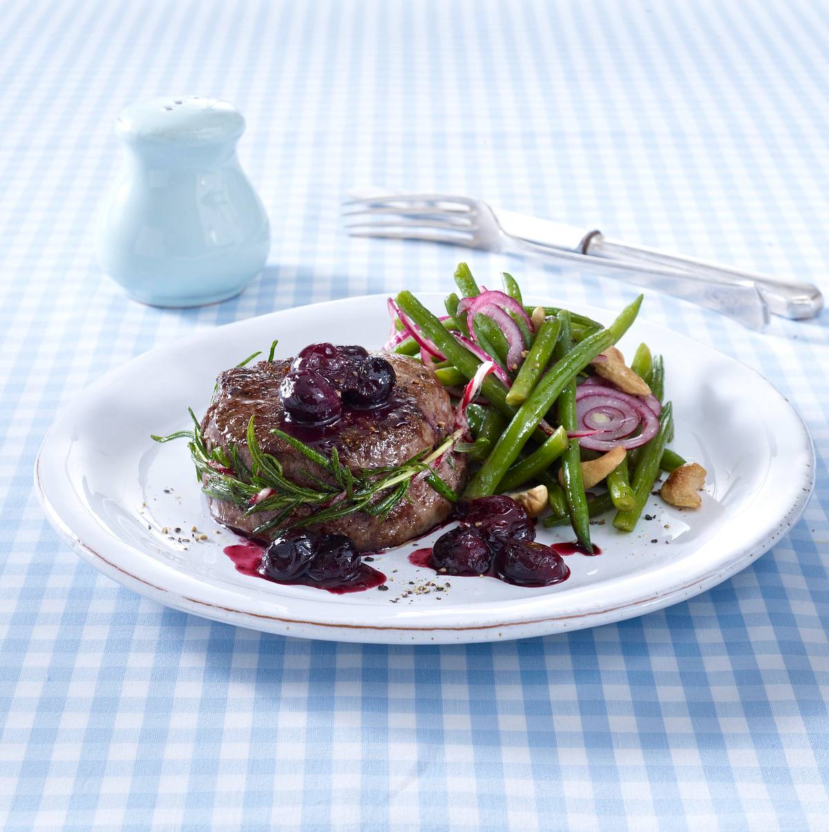 Rinderfiletsteak mit Heidelbeersoße und Bohnensalat (Trennkost Eiweißgericht) Rezept