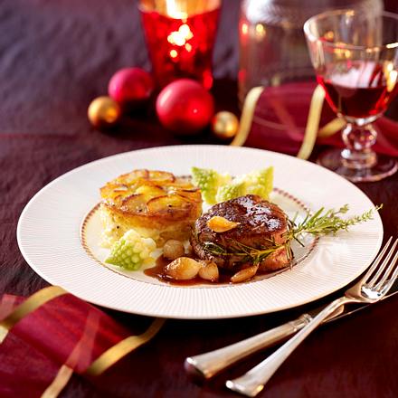 Rinderfiletsteak mit karamelisierten Perlzwiebelchen, Romanesco und Trüffel-Kartoffelgratin Rezept Rinderfiletsteak mit karamelisierten Perlzwiebelchen, Romanesco und Trüffel-Kartoffelgratin Rezept