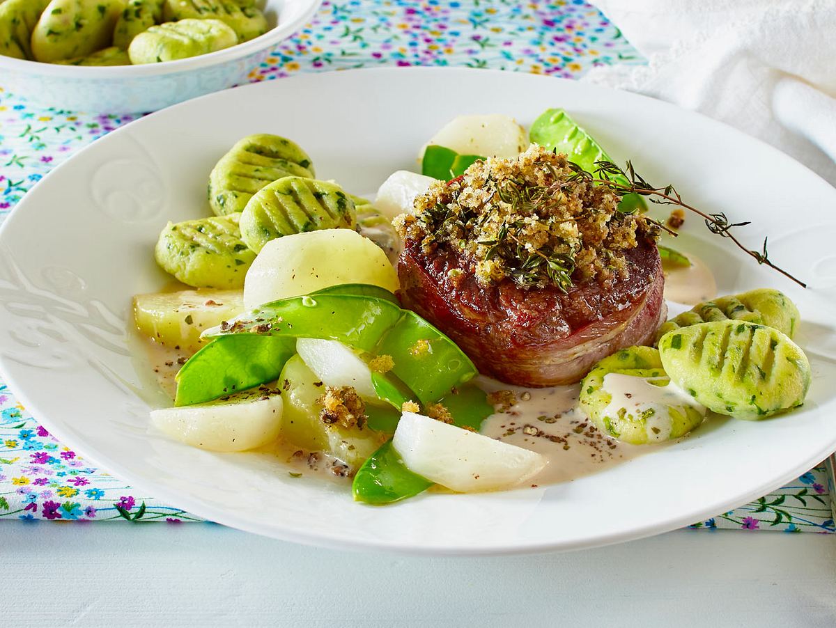 Rinderfiletsteak mit Pfefferkruste zu Bärlauchgnocchi und feinem Gemüse Rezept