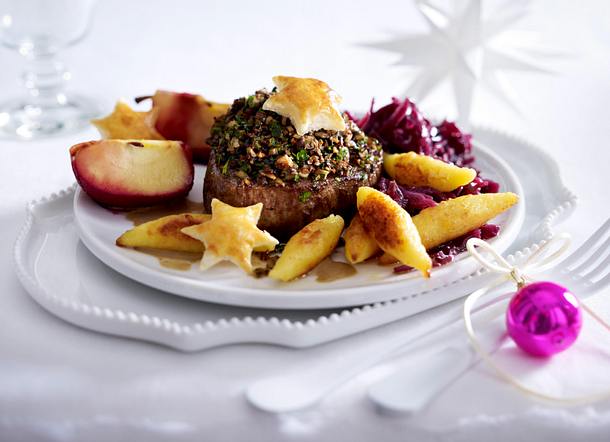 Rinderfiletsteak mit Pilzhäubchen und Rotweinäpfeln Rezept