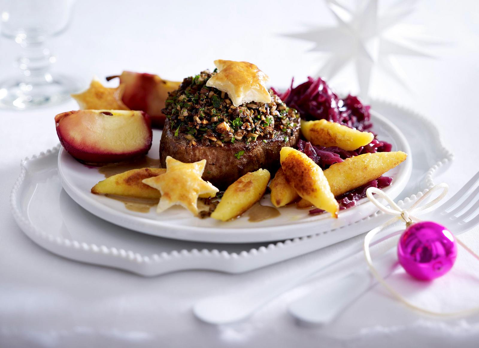 Rinderfiletsteak mit Pilzhäubchen und Rotweinäpfeln Rezept | LECKER