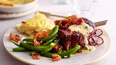 Rinderfiletsteak mit Trüffelrahm und Kartoffelgratin Rezept - Foto: LECKER @ Bauer Media Group
