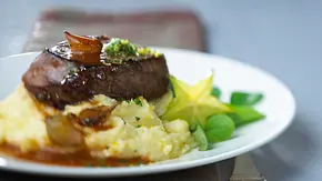 Rinderfiletsteak zu Kartoffel-Sellerie-Püree Rezept - Foto: LECKER @ Bauer Media Group