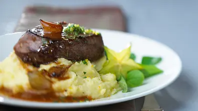 Rinderfiletsteak zu Kartoffel-Sellerie-Püree Rezept - Foto: LECKER @ Bauer Media Group