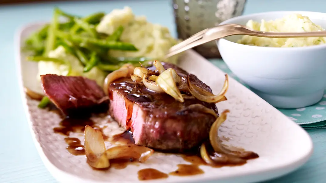 Rinderfiletsteak zu Wasabi-Kartoffelpüree Rezept - Foto: LECKER @ Bauer Media Group