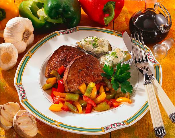 Rinderfiletsteaks mit Grillkartoffeln Rezept Rinderfiletsteaks mit Grillkartoffeln Rezept