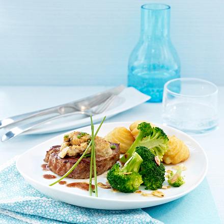 Rinderfiletsteaks mit Pilz-Schnittlauch-Kruste zu Herzoginkartoffeln (FP) und Mandelbrokkoli Rezept Rinderfiletsteaks mit Pilz-Schnittlauch-Kruste zu Herzoginkartoffeln (FP) und Mandelbrokkoli Rezept