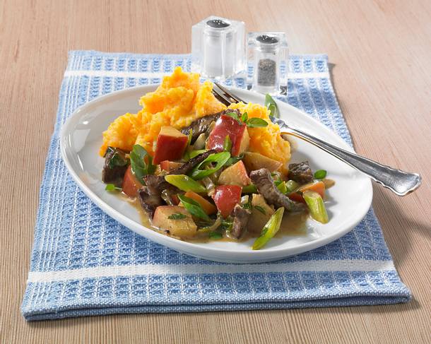 Rindergeschnetzeltes mit Apfelspalten und Möhren-Püree (Diät) Rezept Rindergeschnetzeltes mit Apfelspalten und Möhren-Püree (Diät) Rezept