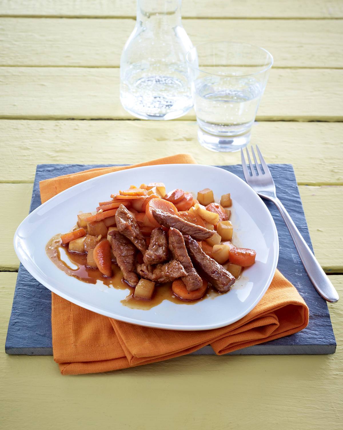 Rindergeschnetzeltes mit geröstetem Möhren-Rettich-Gemüse Rezept