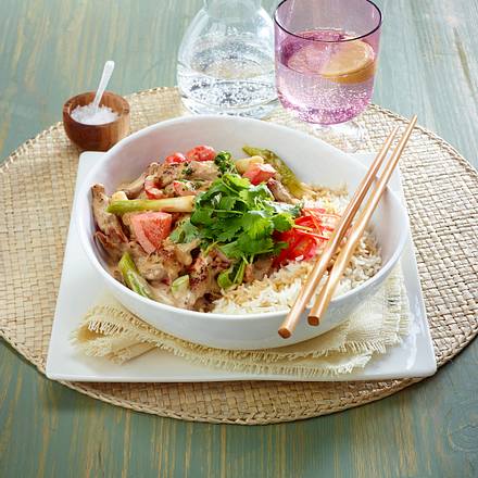 Rindergeschnetzeltes mit Paprika und Erdusssoße Rezept Rindergeschnetzeltes mit Paprika und Erdusssoße Rezept