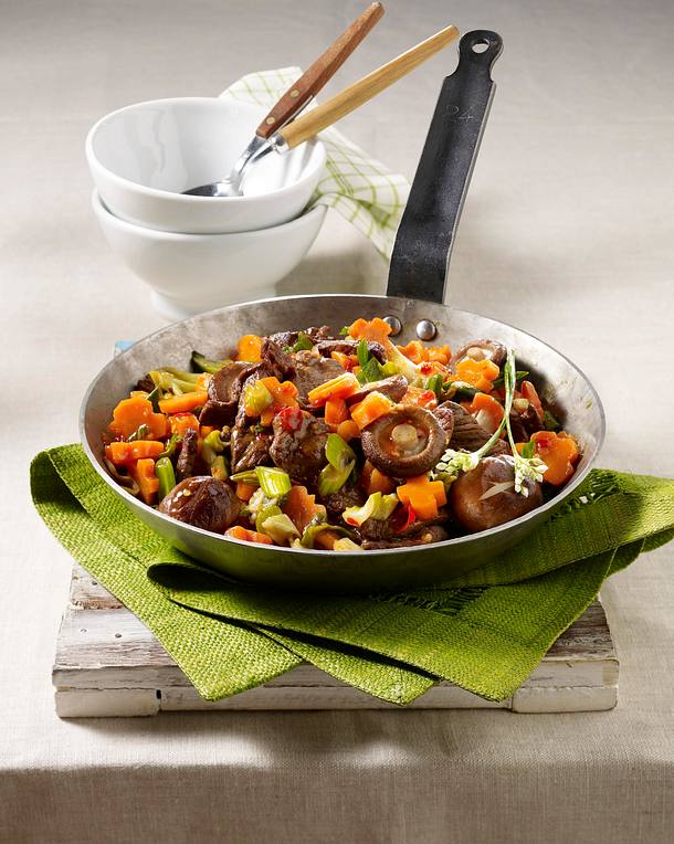 Rindergeschnetzeltes mit Shiitakepilzen und Chili-Asia-Soße Rezept | LECKER