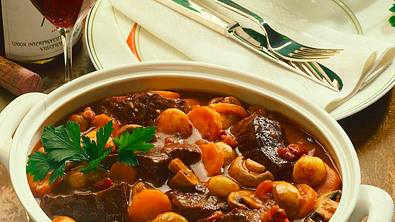 Rindergulasch in Rotwein Rezept - Foto: LECKER @ Bauer Media Group