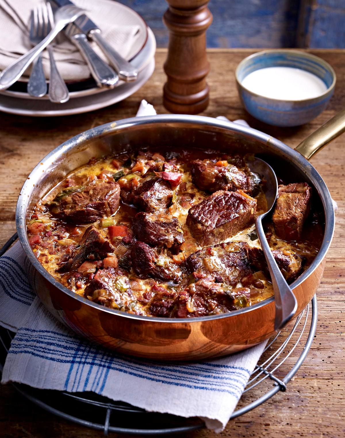 Rindergulasch in Tomaten-Anchovis-Soße Rezept