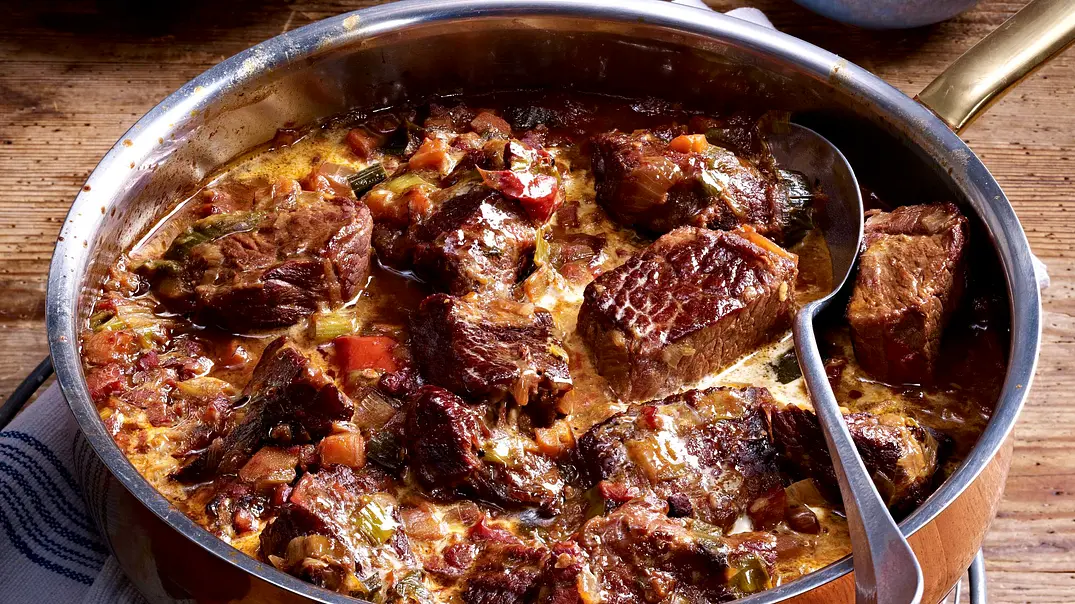 Rindergulasch in Tomaten-Sahnesoße Rezept - Foto: LECKER @ Bauer Media Group Rindergulasch in Tomaten-Sahnesoße Rezept - Foto: LECKER @ Bauer Media Group