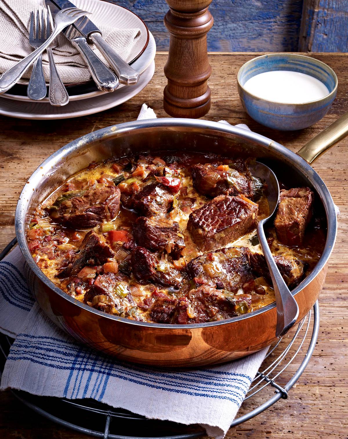 Rindergulasch in Tomaten-Sahnesoße Rezept