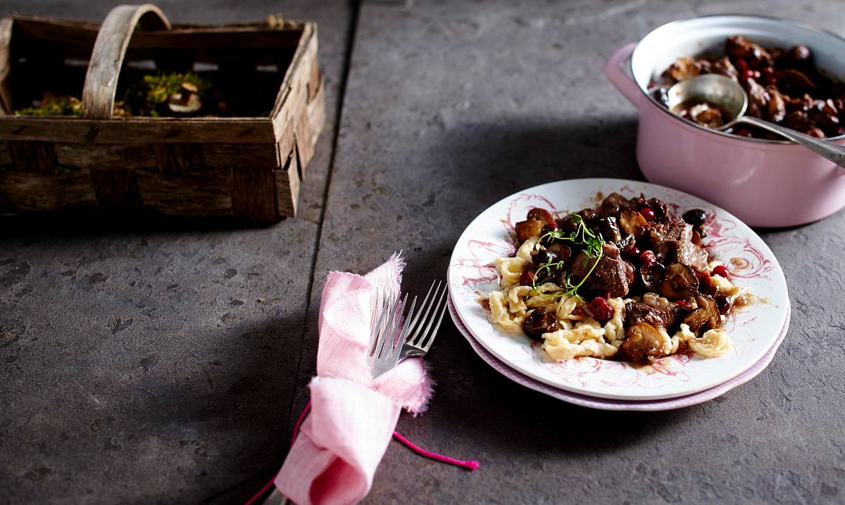 Rindergulasch mit gemischten Waldpilzen Rezept