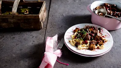 Rindergulasch mit gemischten Waldpilzen Rezept - Foto: LECKER @ Bauer Media Group