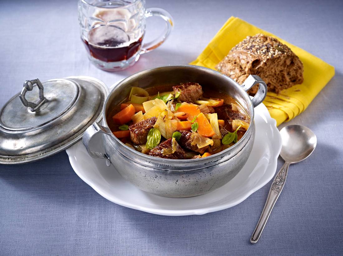 Rindergulasch mit Malzbier und Kümmel, dazu saure Sahne Rezept | LECKER