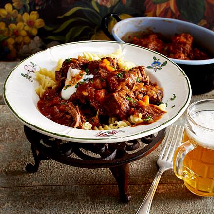 Rindergulasch mit Nudeln Rezept Rindergulasch mit Nudeln Rezept