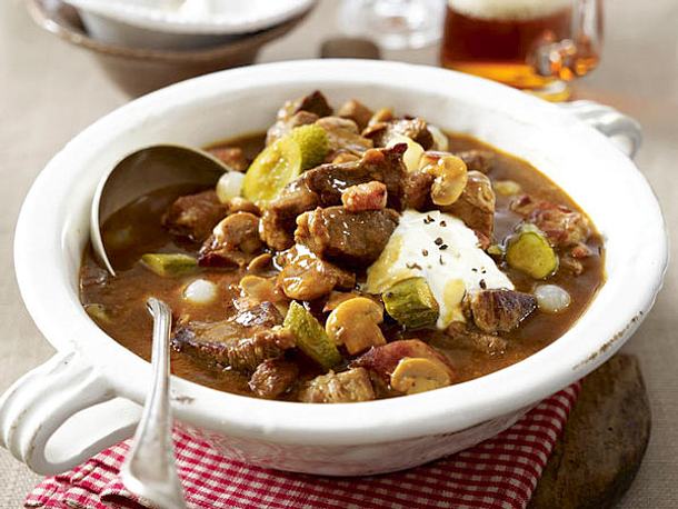 Rindergulasch mit Pumpernickel Rezept