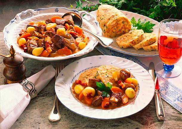 Rindergulasch mit Schalotten und Möhren Rezept Rindergulasch mit Schalotten und Möhren Rezept