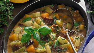 Rindergulasch mit Schmorgurken und Kürbis Rezept - Foto: House of Food / Bauer Food Experts KG