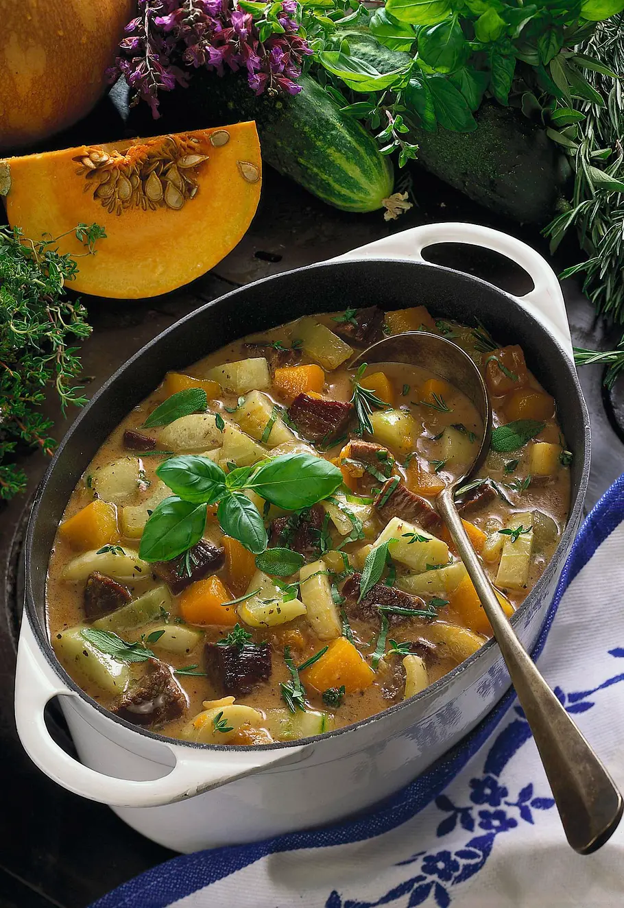Rindergulasch mit Schmorgurken und Kürbis Rezept Rindergulasch mit Schmorgurken und Kürbis Rezept