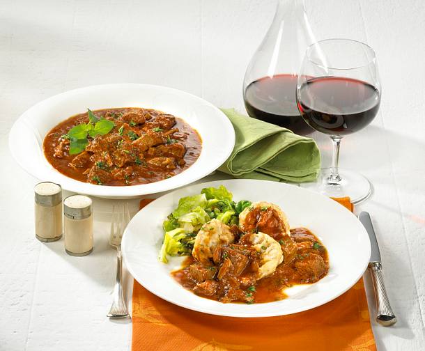 Rindergulasch mit Wirsing & Knödeln Rezept Rindergulasch mit Wirsing & Knödeln Rezept
