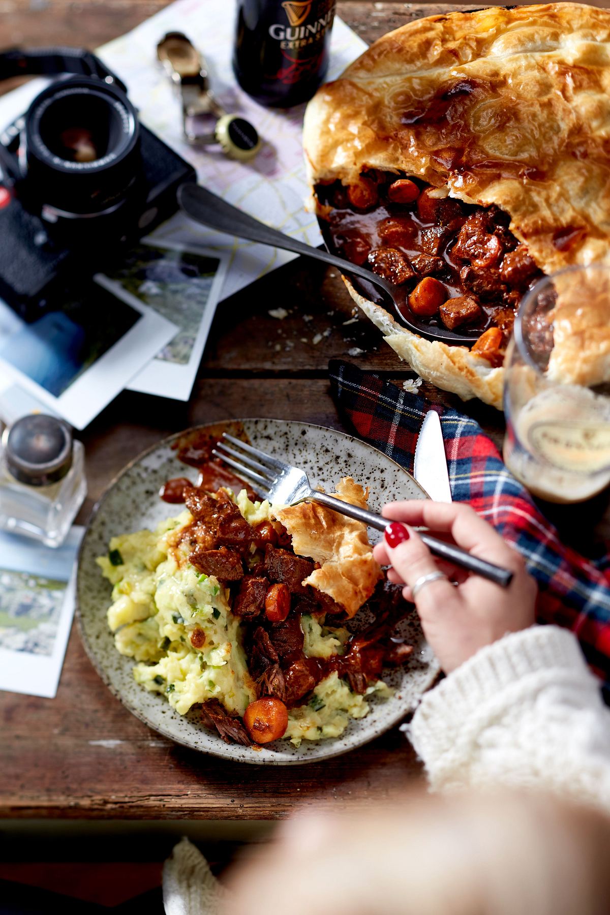 Rindergulasch und Kartoffelstampf mit Lauch und Spitzkohl Guinness-Beef-Pie mit Calcannon Rezept