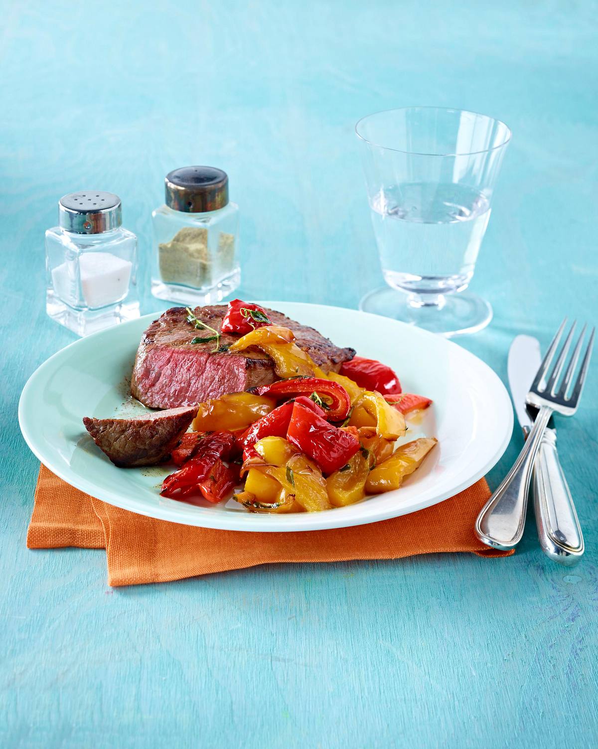 Rinderhüftsteak mit buntem Paprika-Thymian Gemüse Rezept