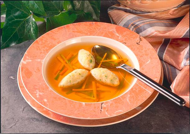 Rinderkraftbrühe mit Grießnockerln Rezept Rinderkraftbrühe mit Grießnockerln Rezept