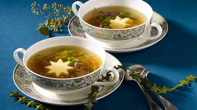 Rinderkraftbrühe mit Eierstich in Würfeln und Juliennegemüse Rezept - Foto: LECKER @ Bauer Media Group